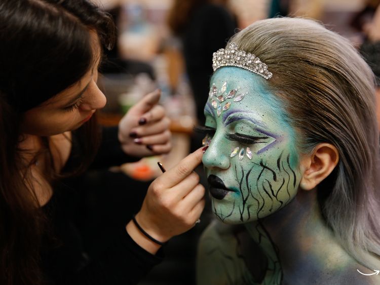 The Magic Behind the Glam Selena Gomez's Makeup Artist Revealed(02)